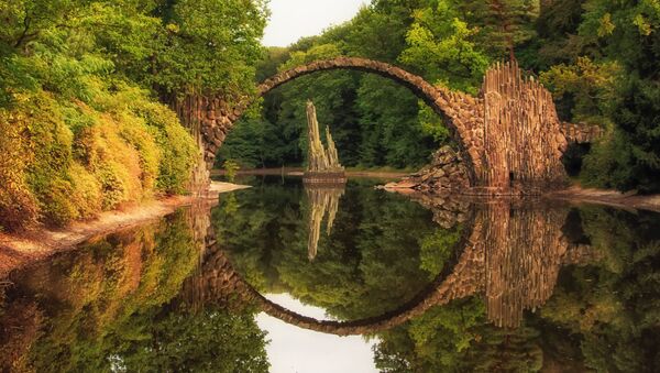 جسر راكوتتزبورسك في حديقة كروملاو في كوبلنتس، ألمانيا - سبوتنيك عربي