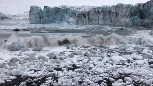 هروب سياح من تسونامي بعد انهيار كتلة جليدية ضخمة - سبوتنيك عربي