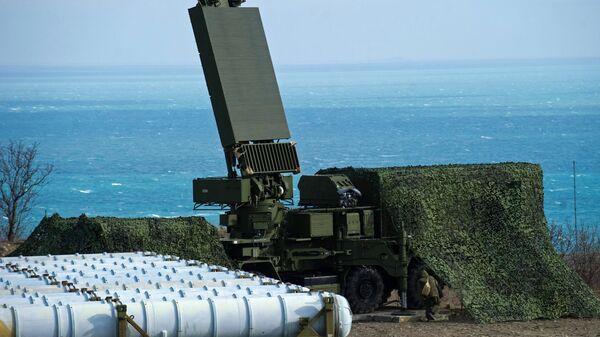 حاويات الرادار (في الوسط) وحاويات الصواريخ المضادة للطائرات (يسار) من فوج الدفاع الجوي إس 400 - سبوتنيك عربي