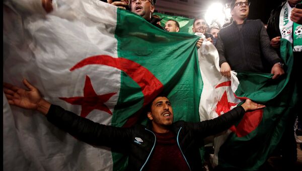 يحتفل الناس في الشوارع بعد أن قدم الرئيس الجزائري عبد العزيز بوتفليقة استقالته في الجزائر العاصمة - سبوتنيك عربي