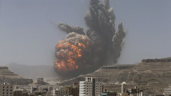 الدخان يرتفع خلال غارة جوية على مستودع أسلحة للجيش على جبل يطل على العاصمة اليمنية صنعاء - سبوتنيك عربي