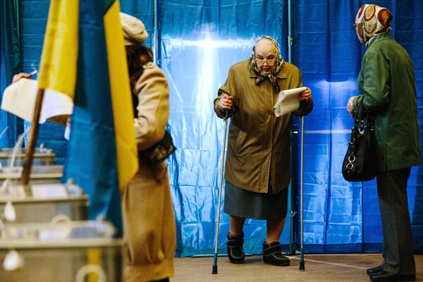 مواطنو مدينة خاركوف أثناء المشاركة في التصويت، الانتخابات الرئاسية الأوكرانية، أوكرانيا - سبوتنيك عربي