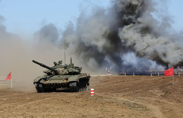 دبابة تي-72 في مسابقة بياثلون الدبابات في الحقل العسكري برودبوي في منطقة فولغوغراد الروسية - سبوتنيك عربي