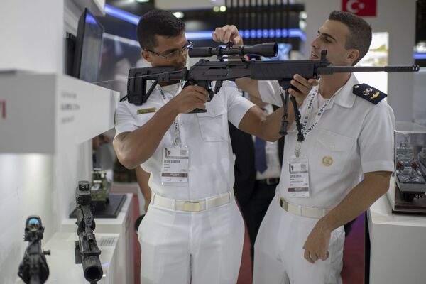 بحارة يتفقدون أسلحة نارية في المعرض الدولي للدفاع والأمن  2019 (LAAD 2019)  في ريو دي جانيرو، البرازيل، 2 أبريل/ نيسان 2019 - سبوتنيك عربي