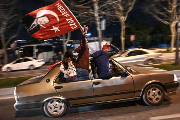 أنصار حزب العدالة والتنمية التركي يحتفلون بنتائج انتخابات البلدية التركية في اسطنبول، تركيا 31 مارس/ آذار 2019 - سبوتنيك عربي