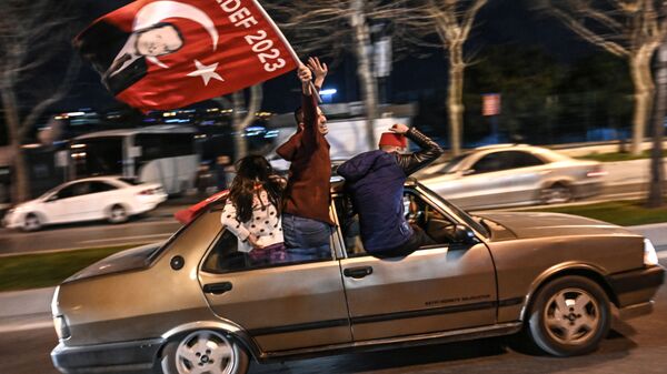 أنصار حزب العدالة والتنمية التركي يحتفلون بنتائج انتخابات البلدية التركية في اسطنبول، تركيا 31 مارس/ آذار 2019 - سبوتنيك عربي