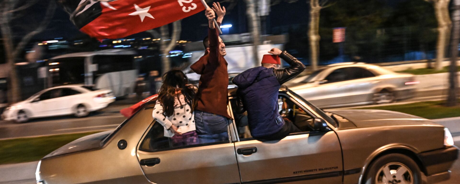 أنصار حزب العدالة والتنمية التركي يحتفلون بنتائج انتخابات البلدية التركية في اسطنبول، تركيا 31 مارس/ آذار 2019 - سبوتنيك عربي, 1920, 19.08.2022