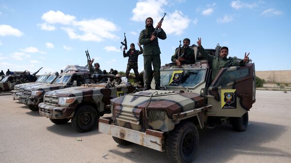 قوات من الجيش الوطني الليبي بقيادة خليفة حفتر يخرجون من بنغازي لتعزيز القوات التي تتقدم إلى طرابلس في بنغازي - سبوتنيك عربي