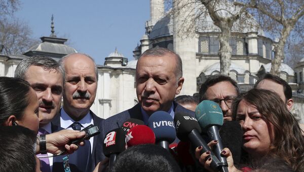 الرئيس التركي رجب طيب أردوغان يتحدث لوسائل الإعلام أثناء الانتخابات البلدية في تركيا - سبوتنيك عربي