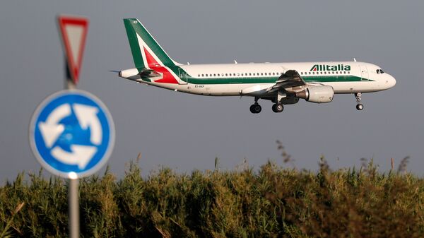 طائرة تابعة لشركة أليطاليا إيرباص A320 تقترب من الهبوط في مطار فيوميتشينو في روما - سبوتنيك عربي
