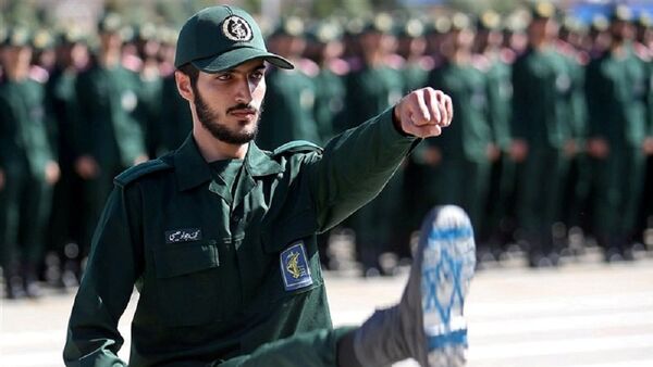 ضابط إيراني من الحرس الثوري يرفع علم إسرائيل على حذائه - سبوتنيك عربي