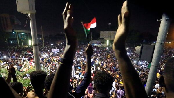 متظاهرون في السودان يطالبون بتنحي الرئيس عمر البشير - سبوتنيك عربي