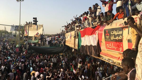 متظاهرون يطالبون بتنحي عمر البشير في العاصمة السودانية الخرطوم - سبوتنيك عربي