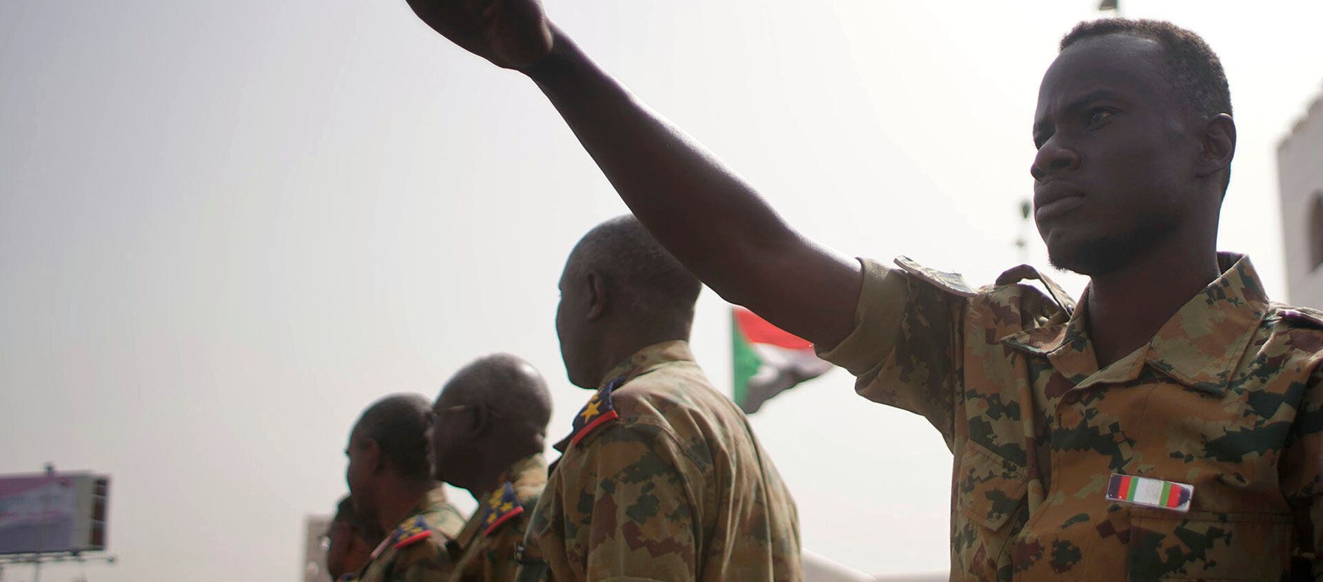  جنود في السودان بالقرب من متظاهرين أثناء مظاهرة تطالب بتنحي عمر البشير - سبوتنيك عربي, 1920, 08.08.2021