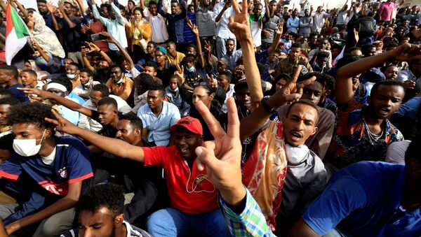 مظاهرات، الشعب يطالب بتنحي الرئيس السودان عمر البشير، الخرطوم، السودان 11 أبريل/ نيسان 2019 - سبوتنيك عربي