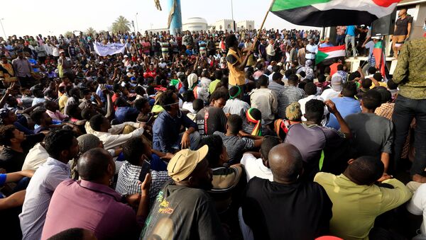 مظاهرات، الشعب يطالب بتنحي الرئيس السودان عمر البشير، الخرطوم، السودان 11 أبريل/ نيسان 2019 - سبوتنيك عربي