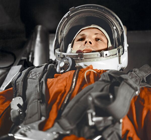 رائد الفضاء الروسي يوري غاغارين داخل قمرة المركبة الفضائية فوستوك، 12 أبريل/ نيسان 1961 - سبوتنيك عربي