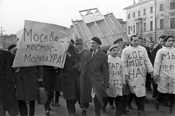 طلاب جامعة موسكو يخرجون في مظاهرات احتفالاً برحلة يوري غاغارين إلى الفضاء. - سبوتنيك عربي