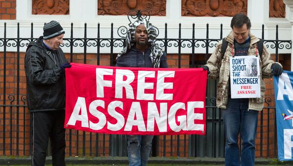 تظاهرات من أمام محكمة ويستمنستر في لندن، احتجاج على اعتقال مؤسس ويكيليكس جوليان أسانج، 11 أبريل/ نيسان 2019 - سبوتنيك عربي