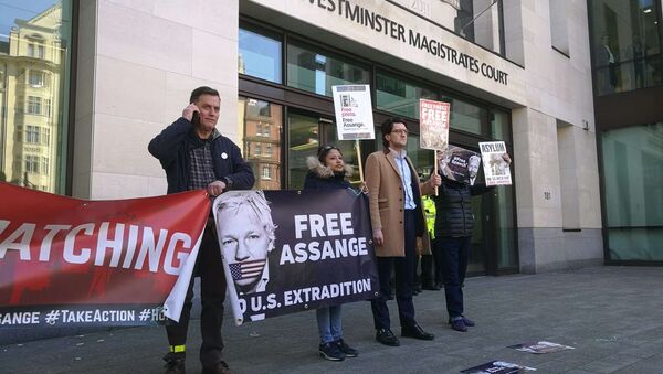 تظاهرات من أمام محكمة ويستمنستر في لندن، احتجاج على اعتقال مؤسس ويكيليكس جوليان أسانج، 11 أبريل/ نيسان 2019 - سبوتنيك عربي