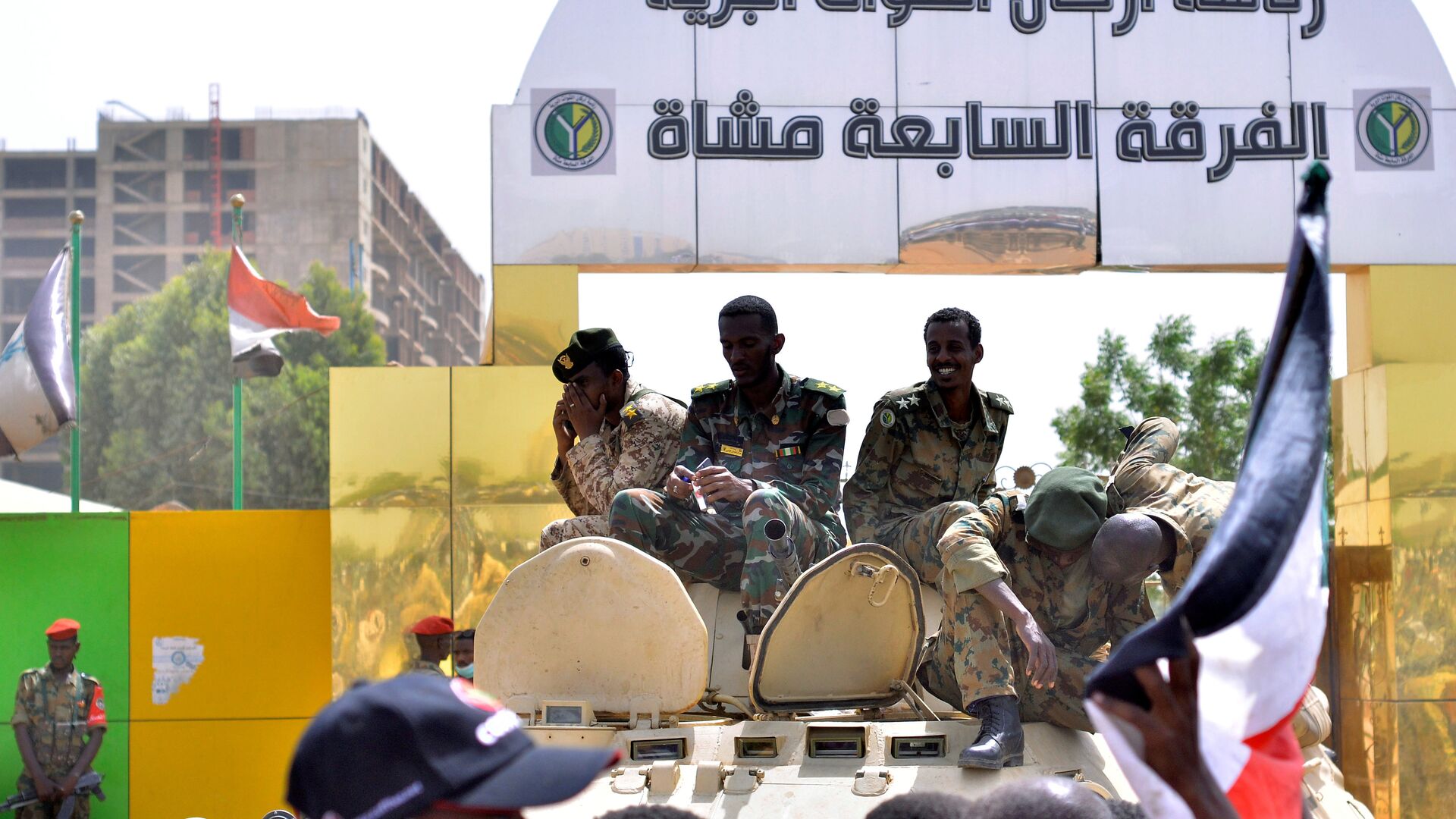 أفراد من الجيش السوداني يجلسون على حاملة جنود مدرعة بالقرب من وزارة الدفاع في الخرطوم - سبوتنيك عربي, 1920, 21.09.2021
