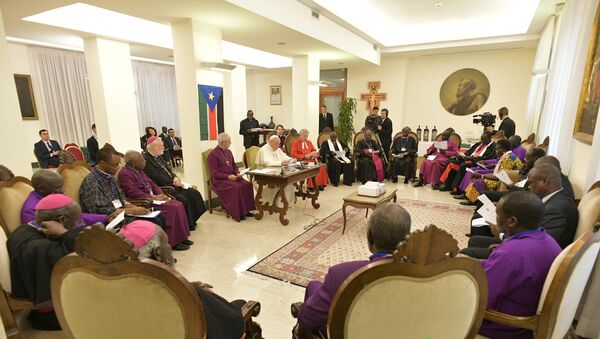 البابا فرنسيس خلال اجتماعه مع قتدة جنوب السودان في الفاتيكان، 11 نيسان/أبريل 2019 - سبوتنيك عربي