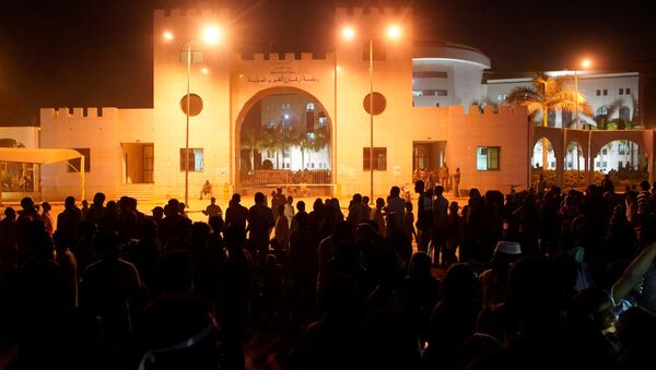 متظاهرون يطالبون الرئيس السوداني عمر البشير بالتنحي خارج وزارة الدفاع في الخرطوم - سبوتنيك عربي