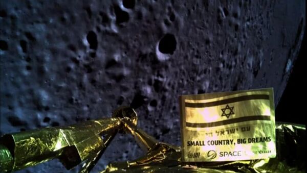 صورة التقطتها مركبة الفضاء الإسرائيلية، بيريشيت، عند هبوطها على سطح القمر - سبوتنيك عربي