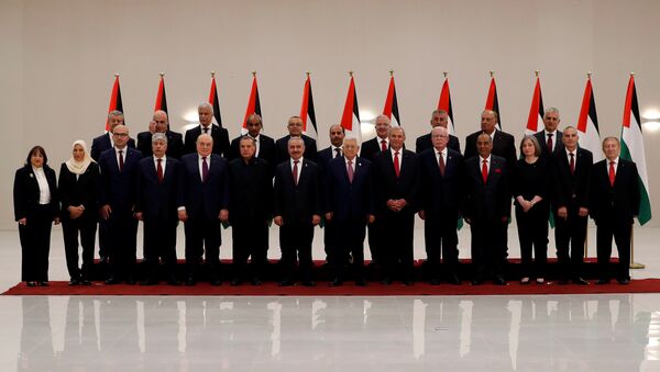 الرئيس الفلسطيني محمود عباس مع أعضاء الحكومة الفلسطينية الجدد أثناء أداءهم اليمين الدستورية - سبوتنيك عربي