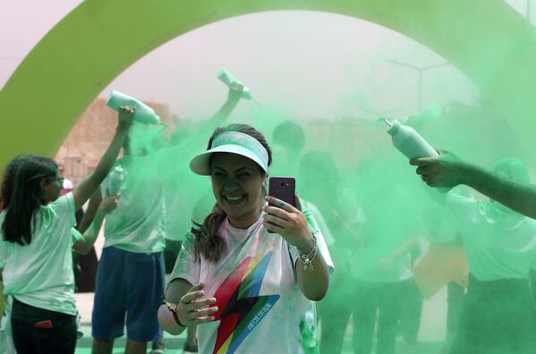 متطوعون يصبون اللون الأخضر على الحاصلين على المركز الثالث في أول مسابقة الألوان في الجيزة، مصر في 13 أبريل/ نيسان 2019 - سبوتنيك عربي