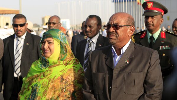 الرئيس السوداني المعزول عمر البشير وزوجته وداد بابكر - سبوتنيك عربي