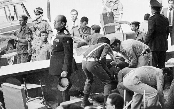 فوضى على المنصة التي كان يجلس عليها الرئيس محمد أنور السادات بعد اغتياله فوضى على المنصة التي كان يجلس عليها الرئيس محمد أنور السادات بعد اغتياله - سبوتنيك عربي