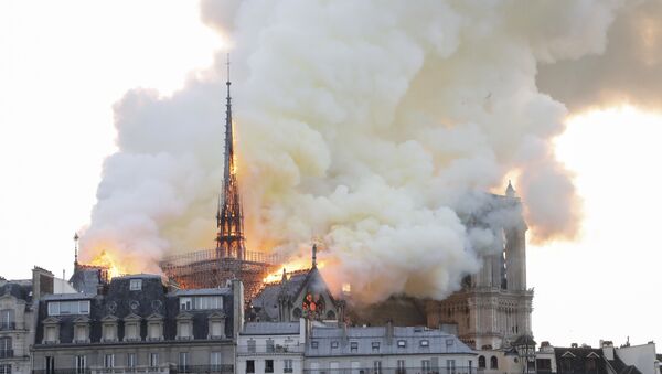 اندلاع حريق ضخم في كاتدرائية نوتردام في العاصمة الفرنسية باريس، 15 نيسان/أبريل 2019 - سبوتنيك عربي