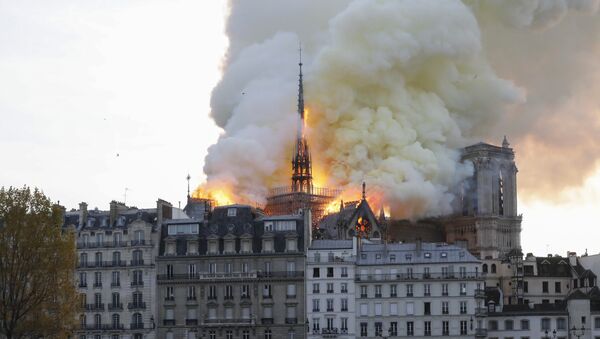 حريق في كاتدرائية نوتردام في العاصمة الفرنسية باريس/ 15 نيسان/أبريل 2019 - سبوتنيك عربي