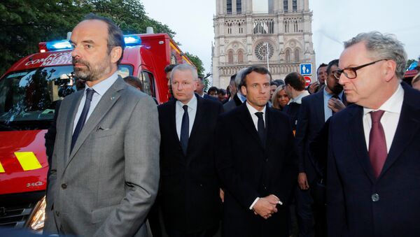 الرئيس الفرنسي إيمانويل ماكرون في موقغ حريق كاتدرائية نوتردام في العاصمة الفرنسية باريس، 15 نيسان/أبريل 2019 - سبوتنيك عربي