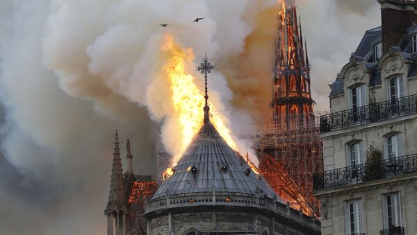 حريق كاتدرائية نوتردام في باريس، فرنسا 15 أبريل/ نيسان 2019 - سبوتنيك عربي