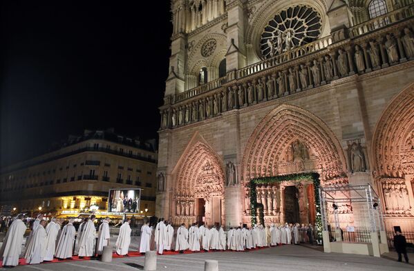 القساوسة الكاثوليك يصطفون لدخول كاتدرائية نوتردام دي باريس، في 12 ديسمبر/ كانون الأول 2012 - سبوتنيك عربي