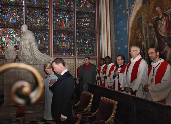 الرئيس الروسي دميتري مدفيديف خلال زيارته لكاتدرائية نوتردام، عام 2010 - سبوتنيك عربي