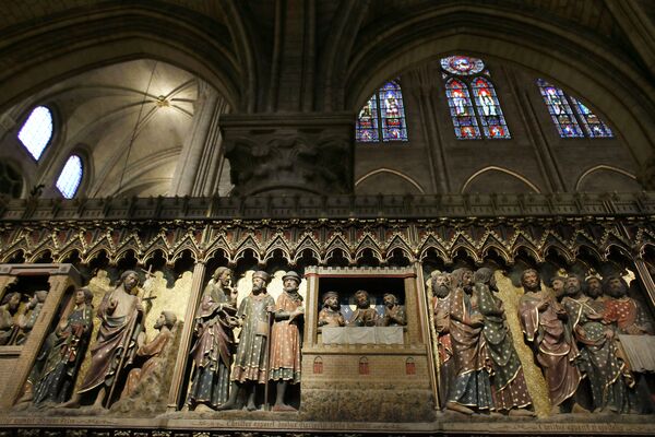 التماثيل الخشبية داخل كاتدرائية نوتردام دي باريس، والتي تعود للقرن الرابع عشر، 29 نوفمبر/ تشرين الثاني 2012 - سبوتنيك عربي