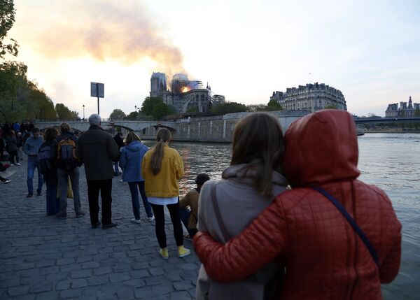 حريق كاتدرائية نوتردام في باريس، فرنسا 15 أبريل/ نيسان 2019 - سبوتنيك عربي