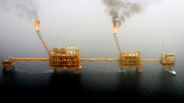 مشاعل الغاز من منصة إنتاج النفط في حقول نفط سوروش - سبوتنيك عربي