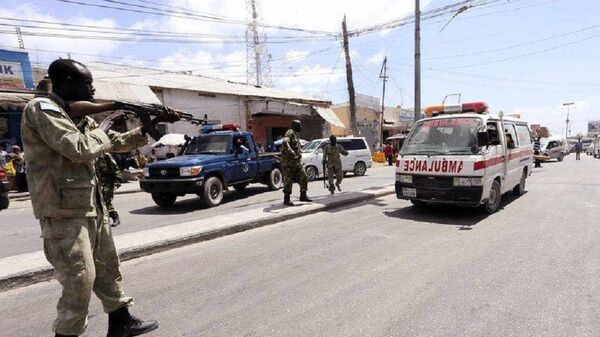 مهاجمة سيارة الإسعاف في مقديشو من قبل شرطة الحكومة الصومالية - سبوتنيك عربي