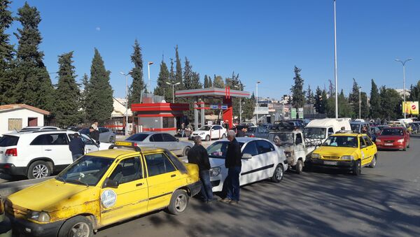أزمة البنزين في أوتستراد المزة، سوريا، 16 أبريل/ نيسان 2019 - سبوتنيك عربي