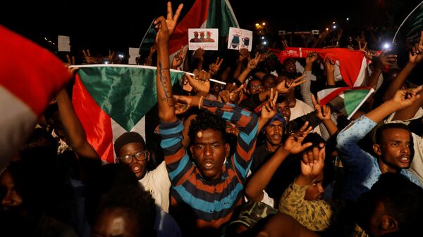 متظاهرون سودانيون يحتجون خارج وزارة الدفاع في الخرطوم - سبوتنيك عربي