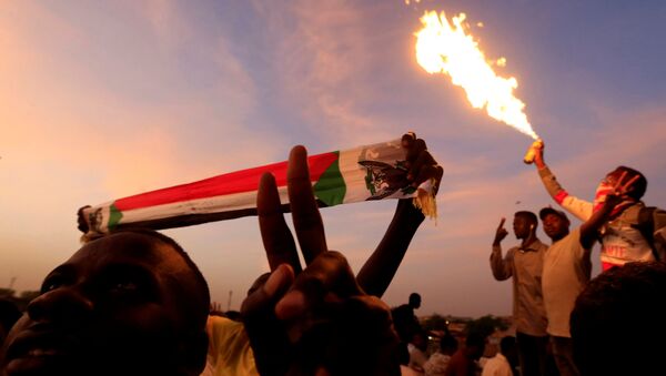 مظاهرة سودانية أثناء اعتصام خارج وزارة الدفاع في الخرطوم - سبوتنيك عربي