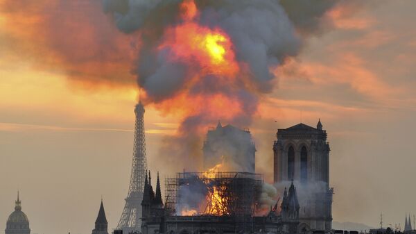 اشتعال حريق هائل في كاتدرائية نوتردام في باريس، فرنسا 15 أبريل/ نيسان 2019 - سبوتنيك عربي