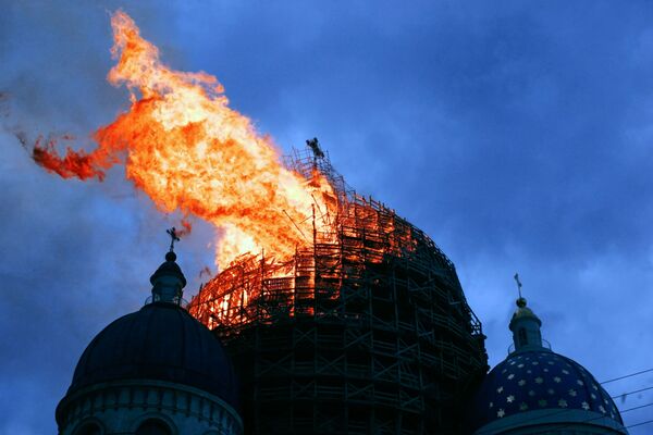 حريق في كاتدرائية الثالوث في سان بطرسبورغ، 2006 - سبوتنيك عربي