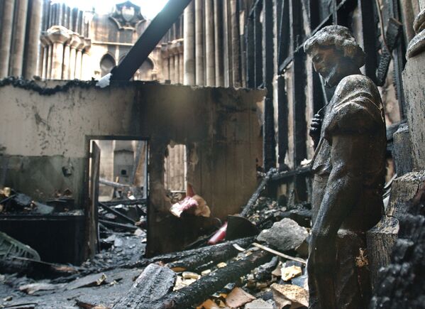 اشتعال حريق هائل في كاتدرائية يوحنا المعمدان في نيويورك، 19 ديسمبر/ كانون الأول 2001 - سبوتنيك عربي