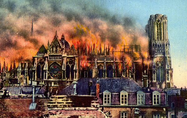 اشتعال حريق هائل في كاتدرائية ريمس في فرنسا خلال الحرب العالمية الأولى - سبوتنيك عربي