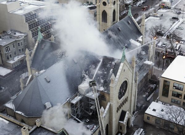 اشتعال حريق هائل في كاتدرائية الاسم المقدس (هولي نيم) في شيكاغو، 4 فبراير/ شباط 2009 - سبوتنيك عربي